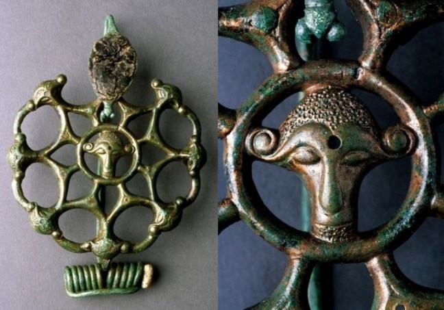 Fibule ajourée en bronze et corail découverte dans la sépulture d'une princesse gauloise à Orainville (Aisne), datée des années 300-275 DOUBLE V.